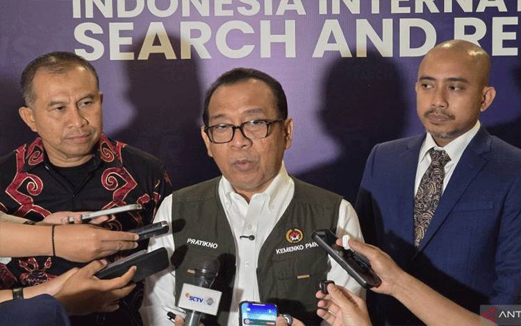 Menteri Koordinator Bidang Pembangunan Manusia dan Kebudayaan (Menko PMK) Pratikno memberikan keterangan pers terkait penanganan bencana di Sumatra. ANTARA/Azmi Samsul M