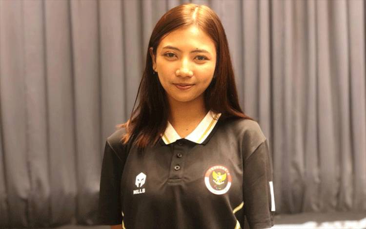 Atlet para-tenis meja Indonesia Imelda Tesya Ningrum berpose saat ditemui awak media di Solo, Jawa Tengah, Jumat (5/12/2025). Kadek Dwi akan mengikuti Asian Youth Para Games 2025 di Dubai, Uni Emirat Arab pada 7-14 Desember. ( (ANTARA/Zaro Ezza Syachniar)