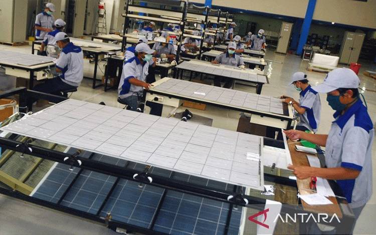 Sejumlah pekerja menyelesaikan produksi panel surya atau modul surya di pabrik produksi PT LEN Industri, Bandung, Jawa Barat, Kamis (4/6/2015). ANTARA FOTO/Novrian Arbi/ed/aa.