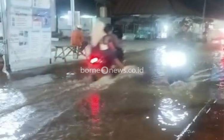 Banjir Rob di kawasan Sei Jingah, Banjarmasin, Sabtu, 6 Desember 2025. (FOTO: Halim)