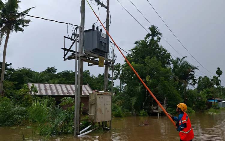 Jaringan Listrik Sempat Terputus Akibat Banjir di Tumbang Mujam
