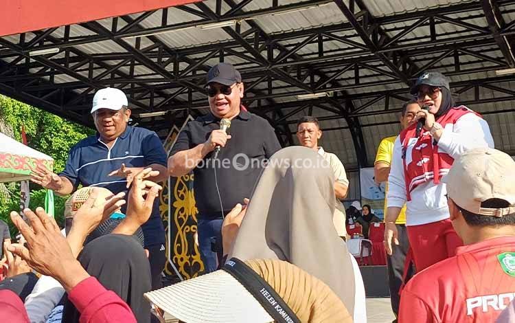 Bupati Kotawaringin Timur Halikinnor saat gebyar penarikan undian berhadiah PBB-P2 di Taman Kota Sampit, Minggu, 7 Desember 2025. (FOTO: DEWIP)