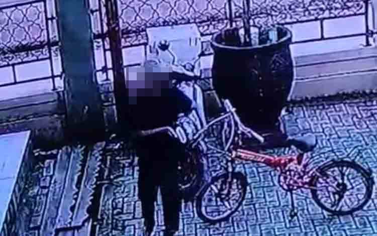 CCTV Bongkar Aksi Pencurian Helm di Halaman Masjid Agung Al Mukarram Kuala Kapuas