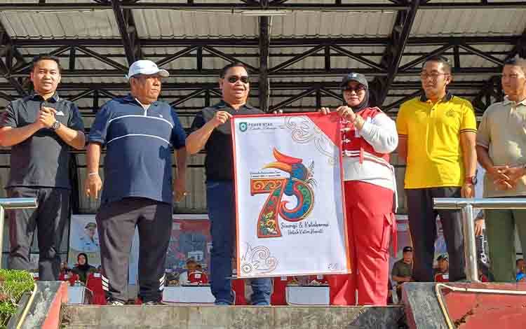 Bupati Kotawaringin Timur Halikinnor meluncurkan logo HUT ke-73 Kotim, Minggu, 7 Desember 2025. (FOTO: DEWIP)