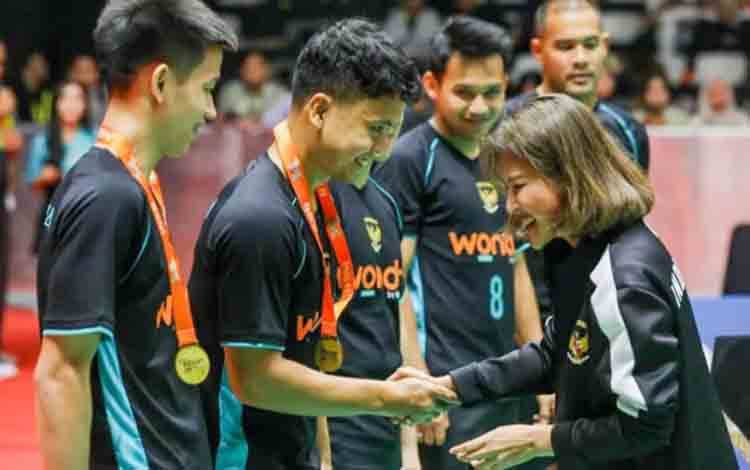 Jojo-Ginting Ajak Penonton Tanding Badminton di BrightUp Cup