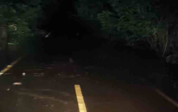 Banjir Rob Rendam Beberapa Titik Ruas Jalan Kuala Pembuang  Ujung Pandaran