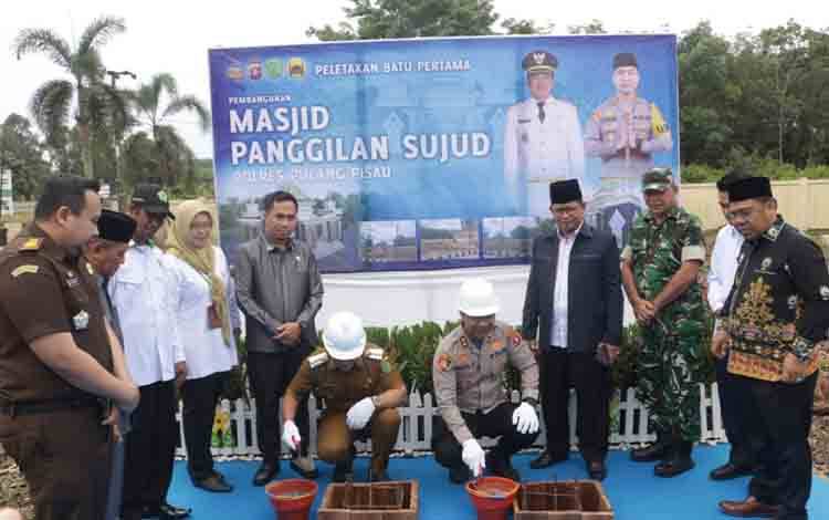 Bupati Lakukan Peletakan Batu Pertama Masjid Panggilan Sujud di Polres Pulang Pisau