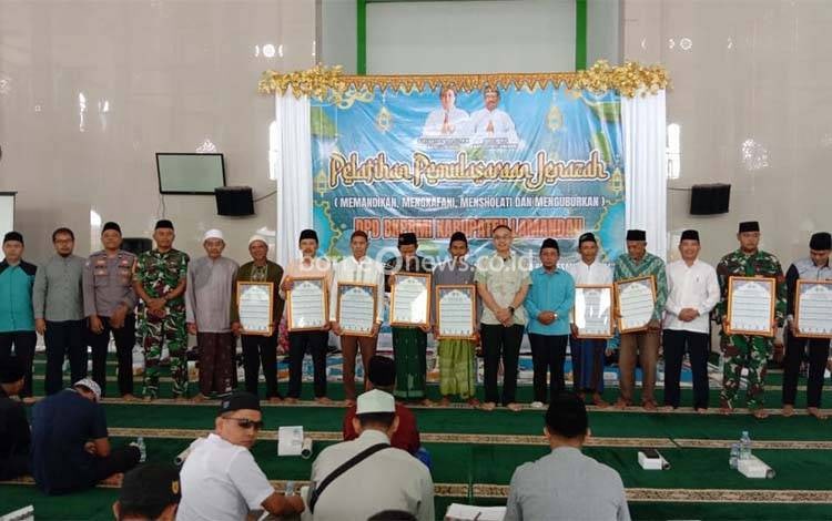 BKPRMI Lamandau Serahkan Bantuan Papan Jadwal Shalat Sepanjang Masa ke Masjid-Mushola