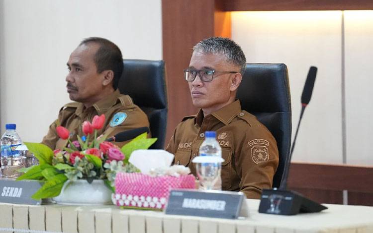 Sekda Lamandau?M. Irwansyah mengikuti ekspose Rencana Induk Riset dan Inovasi Daerah di Aula Bappedalitbang,?Senin, 8 Desember 2025. (FOTO: NATALIA KRISTIN)
