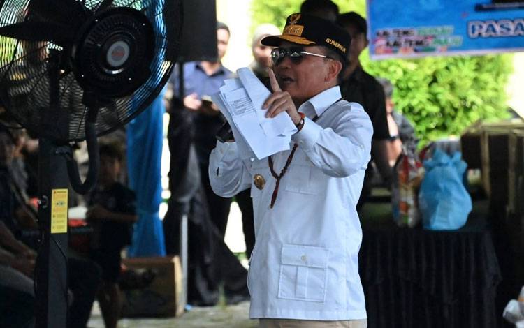 Bantuan Pangan Pemerintah dan 118 Alsintan Diserahkan di Kobar