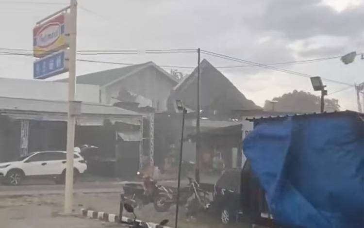 Atap pertokoan terlepas saat cuaca buruk melanda Pujon, Kapuas Tengah, Senin, 8 Desember 2025. (FOTO: Evi)