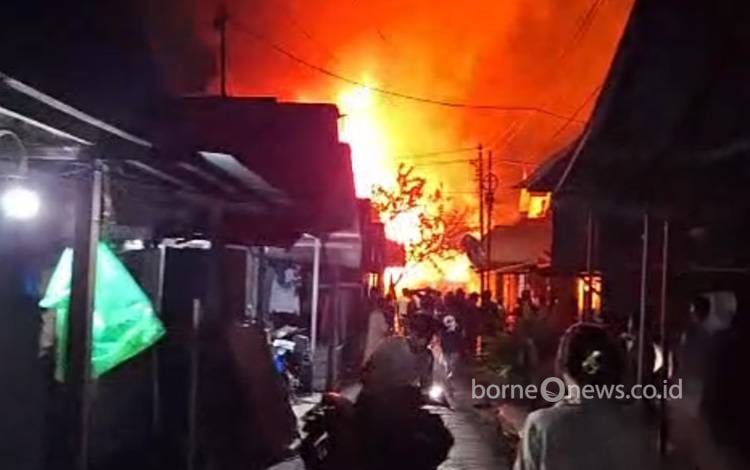 Kebakaran Melanda Kawasan Padat di Kelayan A Banjarmasin Malam Ini