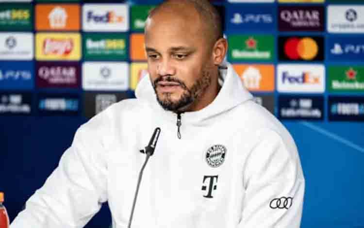 Pelatih Bayern Muenchen Vincent Kompany berbicara pada sesi konferensi pers sebelum pertandingan menghadapi Sporting CP. (fcbayern.com)