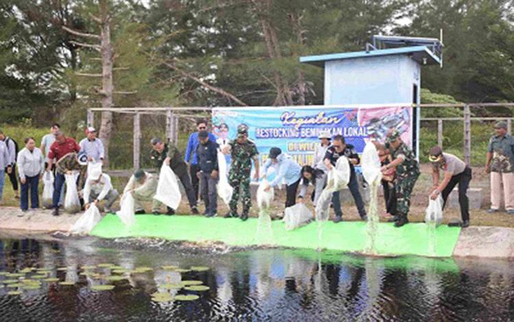 Pemprov Kalteng Tebar 8.000 Benih Ikan Lokal dan Tanam Bibit Cemara Laut di Embung Tempenek
