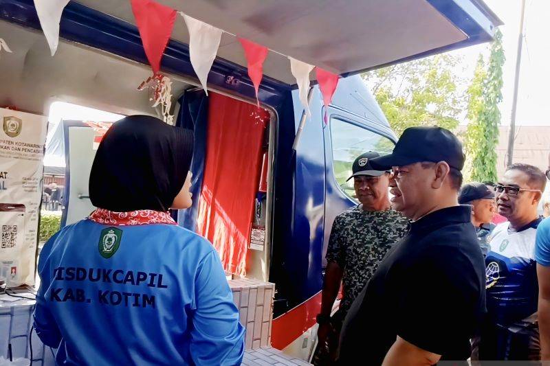 Bupati Kotim Halikinnor didampingi Kepala Disdukcapil Kotim Wiyono mengunjungi mobil layanan keliling di Taman Kota Sampit, Minggu (7/12/2025). ANTARA/Devita Maulina