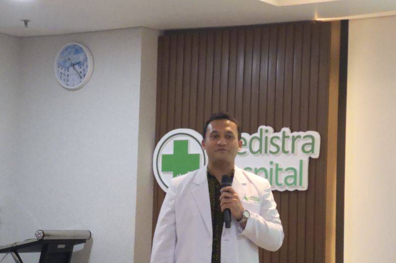 Kepala Departemen Kardiovaskular Rumah Sakit Cipto Mangunkusumo (RSCM), Dr. dr. Birry Karim, Sp.PD., K-KV., menyatakan pentingnya pengendalian kadar LDL-C dalam darah saat mengisi seminar kesehatan di Rumah Sakit Medistra, Jakarta, Selasa (9/12/2025). ANTARA/Abdu Faisal