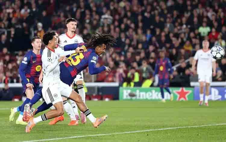Brace Jules Kounde Bantu Barcelona Comeback 2-1 atas Frankfurt