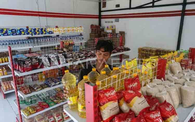 Petugas menata botol minyak goreng di Koperasi Kelurahan Merah Putih (KKMP) Banjar Agung, Kecamatan Cipocok Jaya, Kota Serang, Banten, Rabu (19/11/2025). ANTARA FOTO/Angga Budhiyanto/rwa