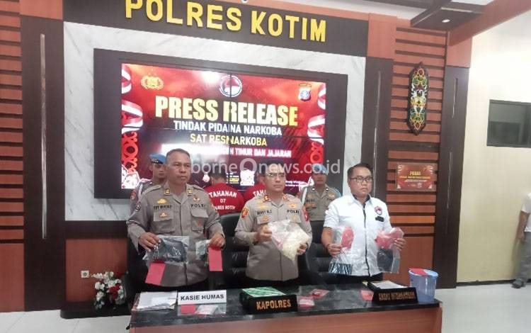 Satuan Narkoba Polres Kotim saat melakukan pemusnahan barang bukti narkona di Kantor Polres Kotim beberapa waktu lalu. (FOTO: BUDDI)