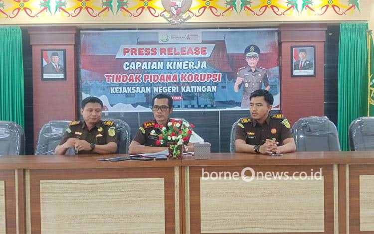 Kepala Kejaksaan Negeri Katingan, Gatot Haryono, didampingi Kasi Pidsus Robi Kurnia Wijaya dan Kasi Intelijen Fadhil Razief Hertadamanik saat pres rilis kasus korupsi di Katingan tahun 2025. (Foto ist)