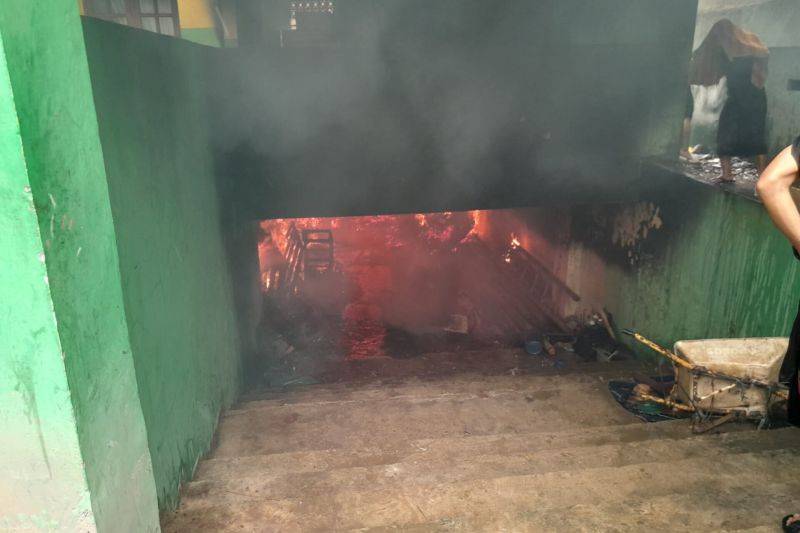 Puluhan Santri Sesak Napas Dilarikan ke Rumah Sakit Akibat Kebakaran Pondok Pesantren