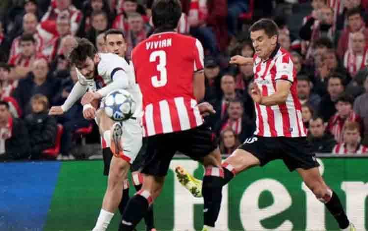 Penyerang sayap PSG Khvicha Kvaratskhelia melepaskan tembakan pada pertandingan Liga Champions menghadapi Athletic Club di Stadion San Mames, Bilbao, Rabu (10/12/2025) waktu setempat. (uefa.com)