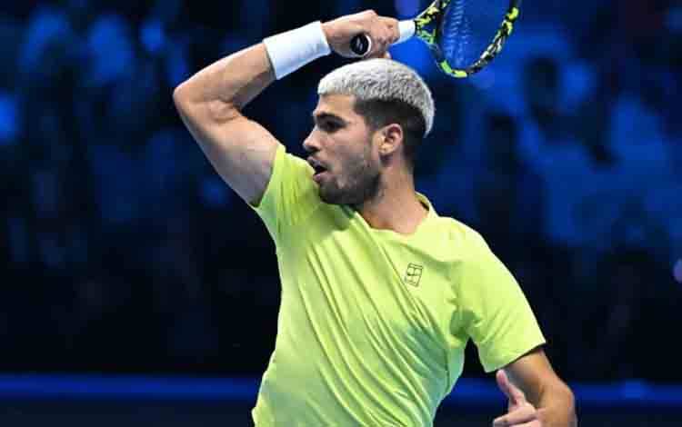 Petenis Spanyol Carlos Alcaraz beraksi pada babak final ATP Finals melawan petenis Italia Jannik Sinner di Inalpi Arena, Turin, Italia, Minggu (16/11/2025). ATP Tour