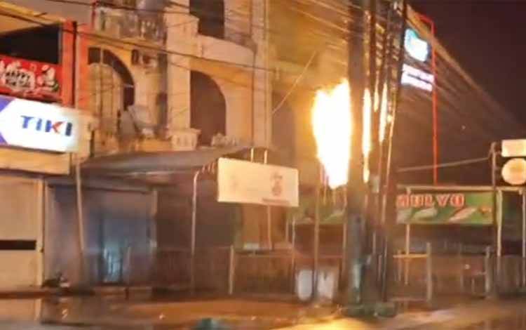 Papan Baliho Ruko di Jalan S. Parman Banjarmasin Terbakar Akibat Korsleting Listrik