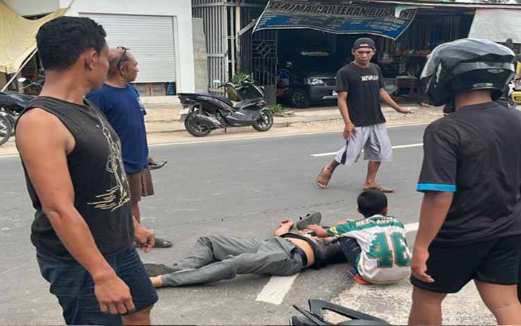 Pemotor Tak Sadarkan Diri Usai Senggolan di Simpang Tjilik RiwutKeruing Kuala Kapuas