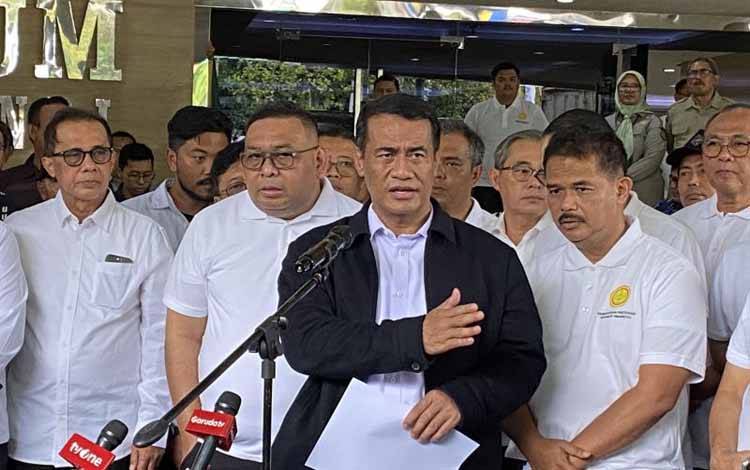 Kementan Berangkatkan 153 Truk untuk Bantu Korban Banjir di Sumatera