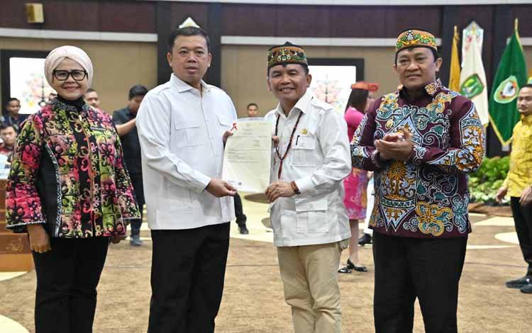 Penyerahan 18 Sertipikat Warnai Rakor Pertanahan dan Tata Ruang di Kalteng