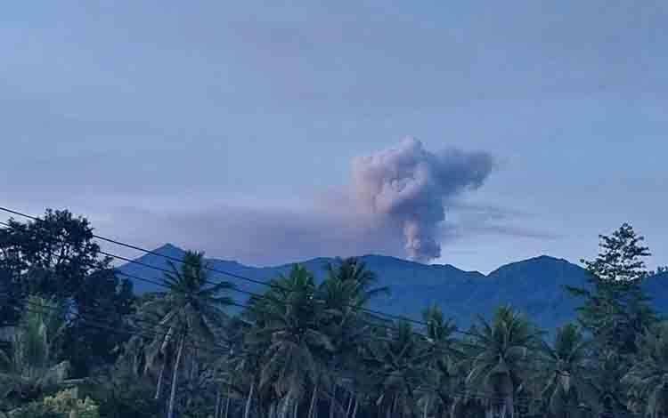 Gunung Dukono Semburkan Asap Putih Setinggi hingga 900 Meter