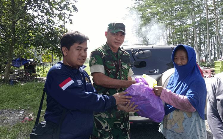 Kodim 1011/Klk dan PWI Pulang Pisau Gelar Jumat Berkah, Sasar Pemulung di TPS Rei 3
