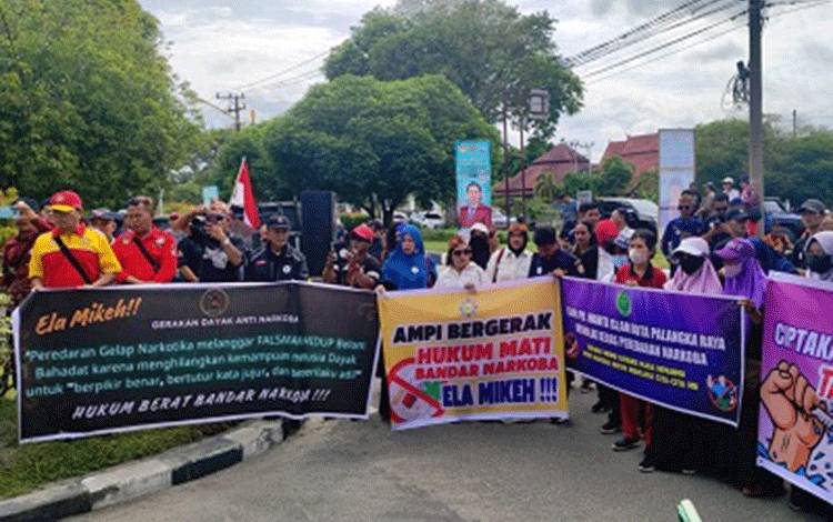 Ratusan Massa GDAN Bersama Ormas Demo di Depan PN Palangka Raya, Tuntut Vonis Maksimal Terhadap Bandar Narkoba Saleh