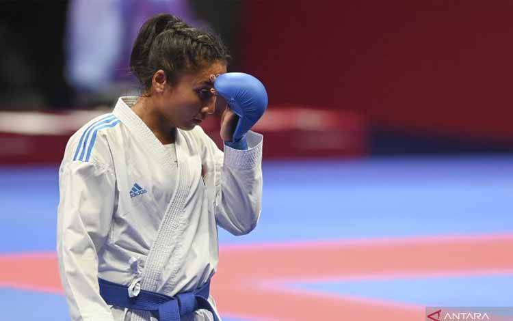 Karateka Indonesia Cok Istri Agung Sanistyarani mengusap wajahnya usai bertanding melawan atlet Iran Fatemeh Saadati pada babak final perebutan perunggu 55 kg putri Asian Games 2022 di Linping Sports Centre Gymnasium, Hangzhou, China, Sabtu (7/10/2023). ANTARA FOTO/Hafidz Mubarak A/foc