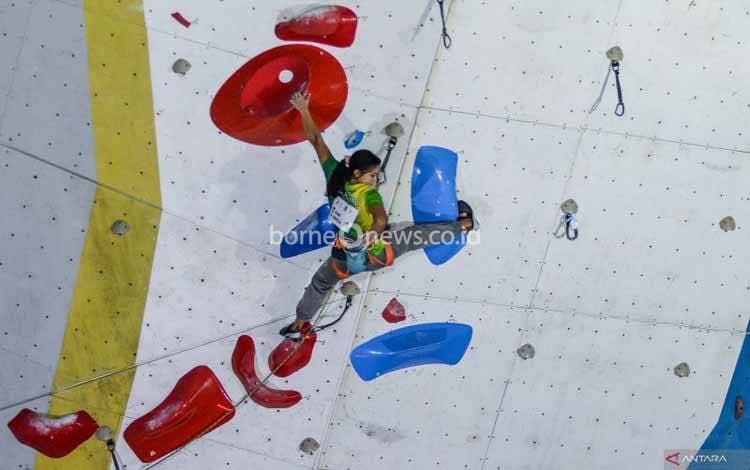 Aksi atlet panjat tebing Jawa Timur Alma Ariella Tsany (kanan) pada final kategori lead putri saat Kejuaraan Nasional (Kejurnas) Panjat Tebing Kelompok Umur XIX/2025 di Tangerang City Sport Climbing Center, Kota Tangerang, Banten, Sabtu (21/6/2025). ANTARA FOTO/Putra M. Akbar/rwa.