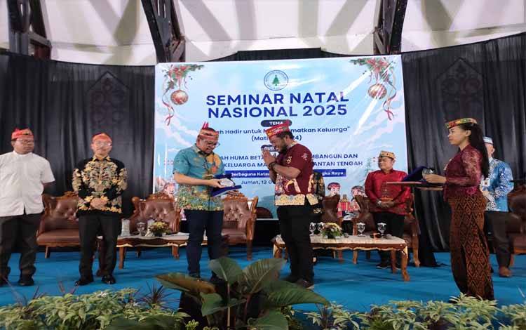 Kepala Staf Kepresidenan Hadiri Seminar Natal Nasional di Palangka Raya