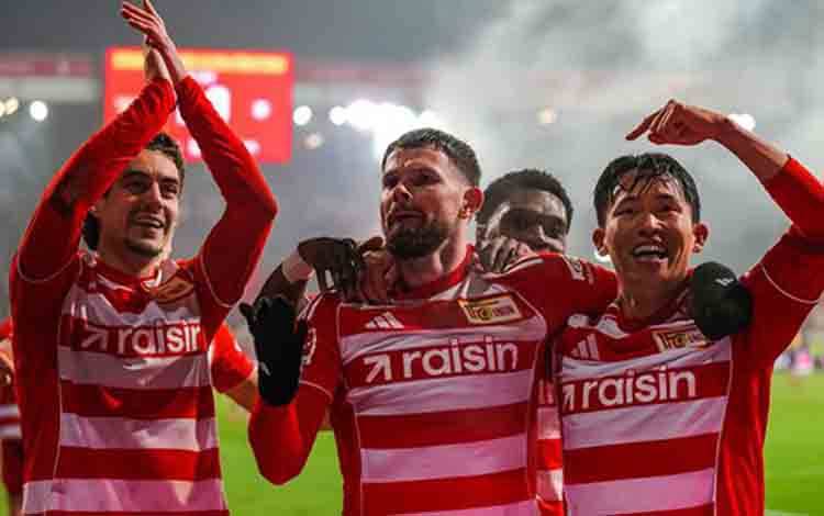 Para pemain Union Berlin berselebrasi setelah tercipta gol ke gawang RB Leipzig pada pertandingan pekan ke-14 Liga Jerman di Stadion Alten Forsterei, Berlin, Jumat waktu setempat. Berlin menang dengan skor 3-1 atas Leipzig. (X/fcunion_en)