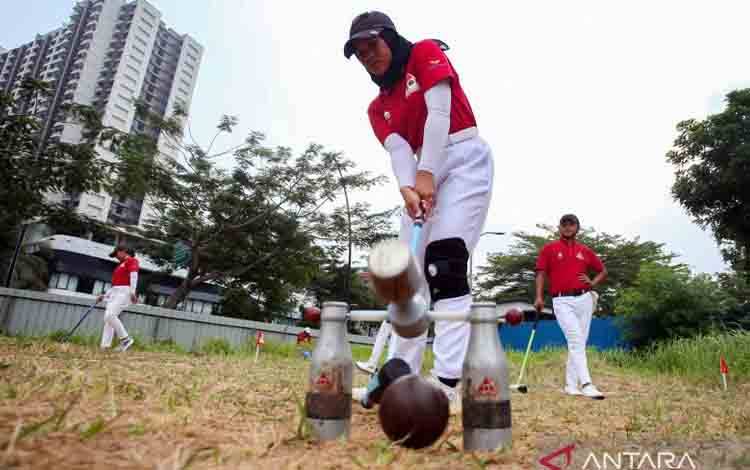 Pemain Timnas Woodball Indonesia melakukan pukulan gating saat sesi latihan pada pemusatan latihan nasional di Serpong, Kabupaten Tangerang, Banten (13/10/2025). Timnas Woodball Indonesia saat dikunjungi Chef de Mission (CdM) Kontingen Indonesia untuk SEA Games 2025 Thailand berjanji menarget sapu bersih medali emas. ANTARA FOTO/Muhammad Iqbal/foc.