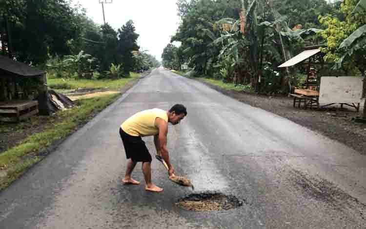 Ada Lubang Besar Menganga di Jalan Trans Kalimantan Km 13 Basarang, Pengendara Diminta Waspada