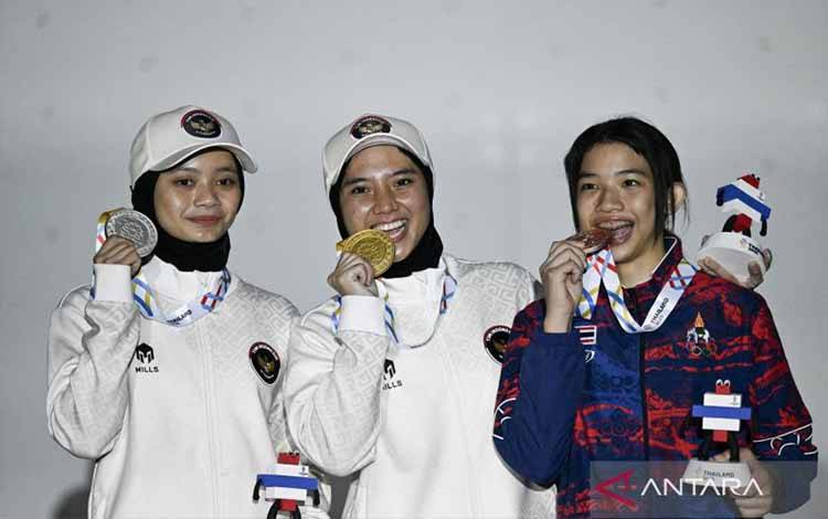 Atlet panjat tebing Indonesia Puja Lestari (tengah) bersama rekan senegaranya Susan Nur Hidayah (kiri) dan atlet Thailand Kanyanat Arsakit (kanan) berpose dengan medalinya usai upacara penghargaan pemenang (UPP) final speed klasik panjat tebing putri SEA Games 2025 di Bangkok Sport Climbing Center Sport Authority, Bangkok, Thailand, Sabtu (13/12/2025). Puja Lestari berhasil meraih medali emas dengan catatan waktu 7,33 detik, sedangkan medali perak diraih atlet Indonesia lainnya Susan Nur Hidayah