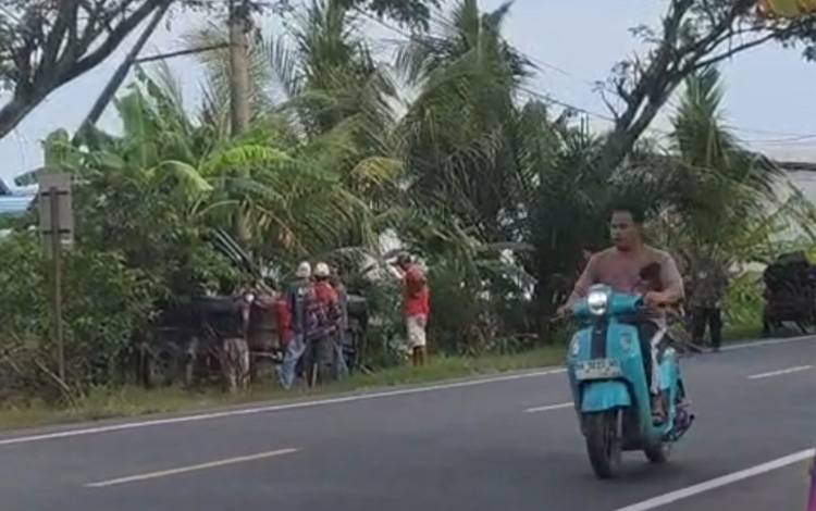 Laka Tunggal di Trans Kalimantan Batola, Mobil Sigra Hilang Kendali