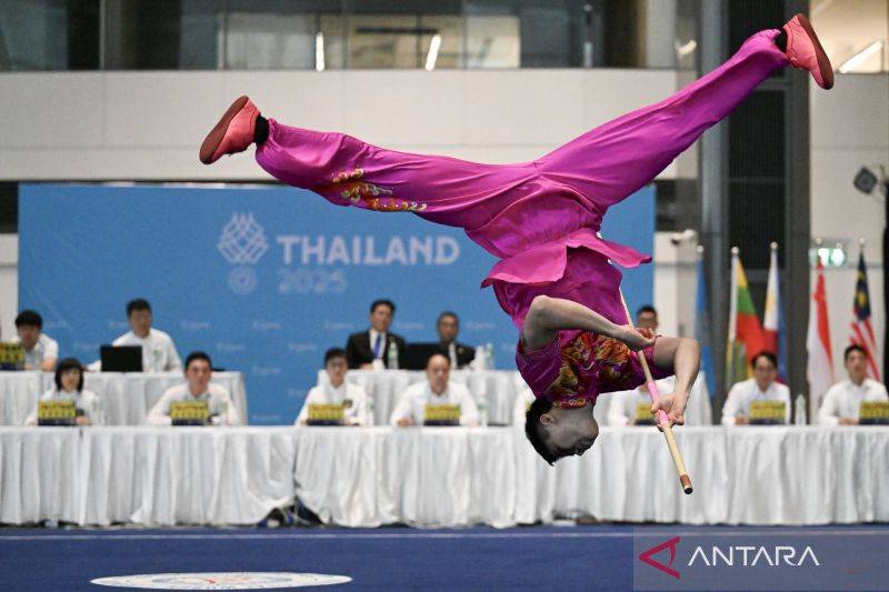 Atlet Wushu Edgar Xavier Marvelo beraksi pada final wushu taolu putra SEA Games 2025 di Ratthaprasasanphakdi Building Goverment Complex Chaeng Watthana Bang, Chakkrawat, Samphanthawong, Bangkok, Thailand, Minggu (14/12/2025). Edgar Xavier meraih medali emas dengan skor 29.349, sedangkan medali perak diraih atlet wushu Indonesia Seraf Naro Siregar dengan skor 29.246 dan medali perunggu diraih atlet Malaysia Clement Ting Su Wei 29.238 ANTARA FOTO/Nova Wahyudi/rwa.