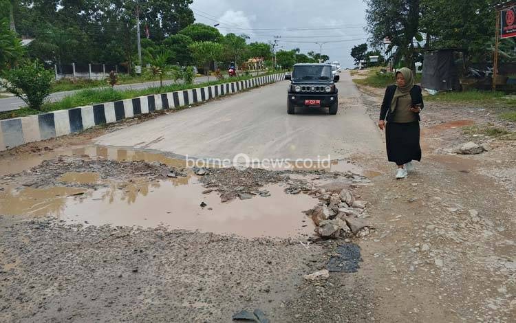 Wakil Ketua II DPRD Kobar Sri Lestari saat meninjau jalan rusak di Pangkalan Banteng.
