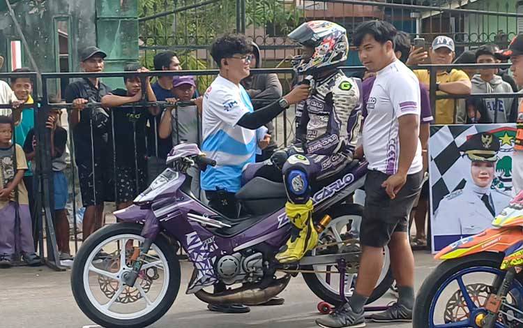 Hendra 'Eenk' Rusady saat di garis start jelang race Motoprix Kotim Open Race, Minggu, 14 Desember 2025. (FOTO: DEWIP)