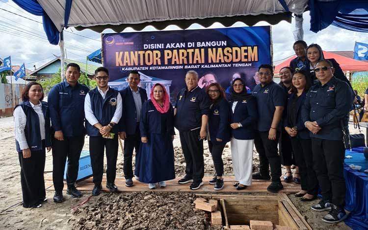 Foto bersama peletakan batu pertama pembangunan kantor DPD NasDem Kobar.