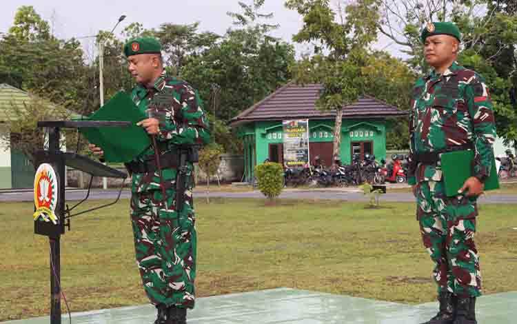 Dandim 1019 Katingan, Letkol Inf Sulkifli memimpin upacara peringatan Hari Juang TNI AD di Makodim setempat, Senin, Desember 2025. (Foto: Ist)