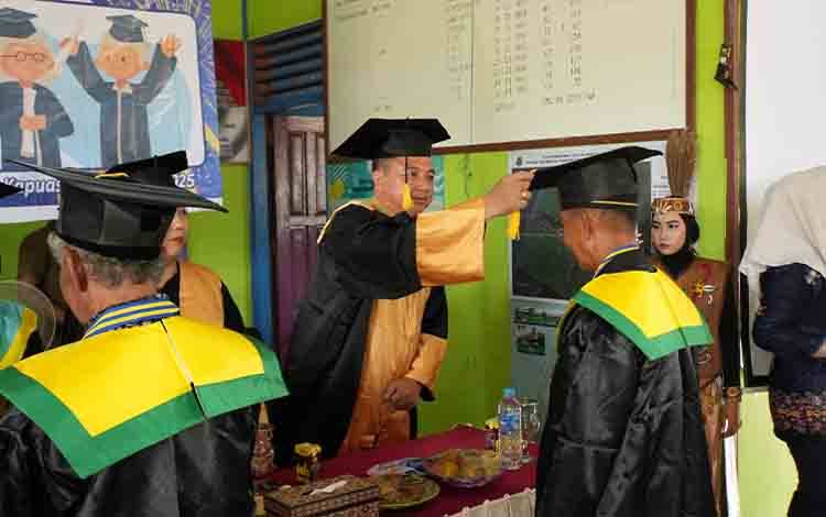 Sekolah Lansia Tangguh Selantang BKL Anggrek di Kapuas Cetak Lansia Mandiri dan Produktif