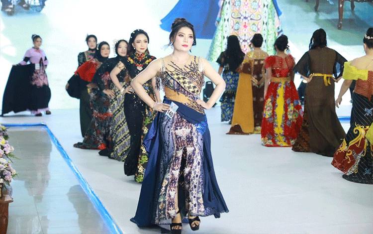Lomba Fashion Show 2025 Dekranasda Bertema Benang Bintik Pesta