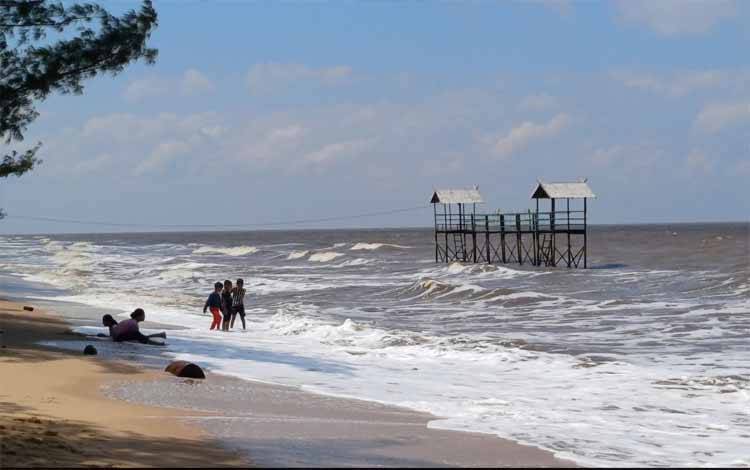 Wisatawan Diimbau Waspada Cuaca dan Buaya saat Berlibur ke Pantai Ujung Pandaran